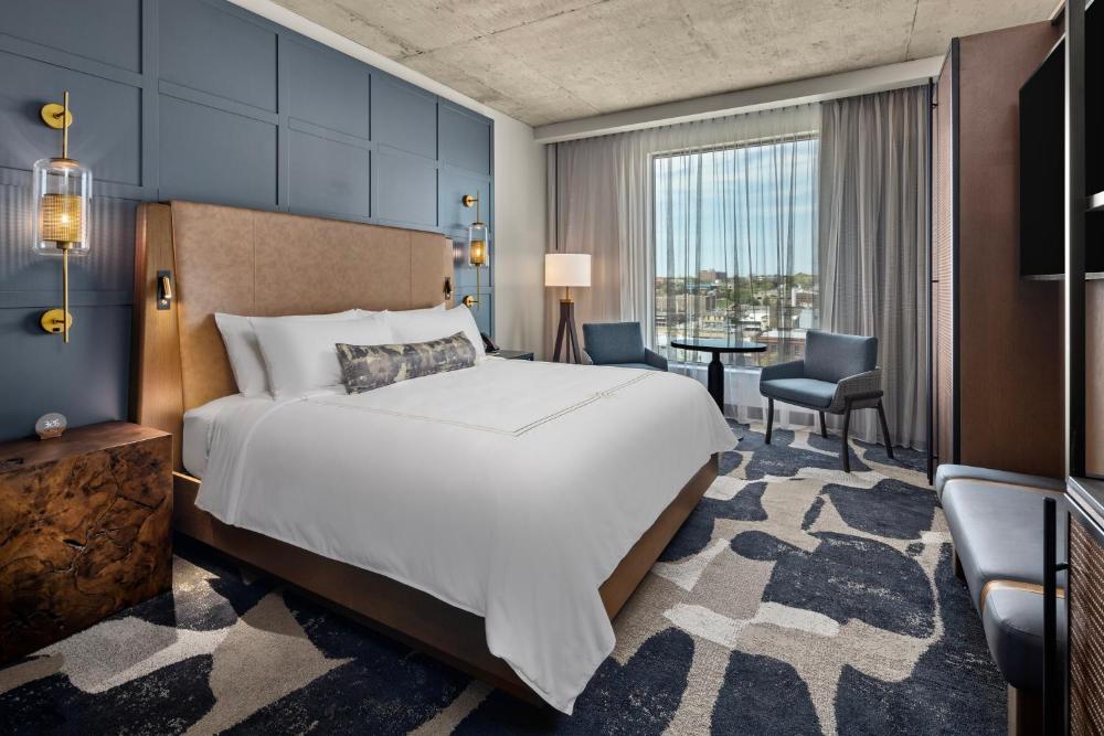 Standard King Room with City View and Adapted Tub - Mobility and Hearing Accessible interior